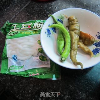 炝酸辣土豆粉的做法步骤：1
