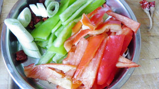经典下饭菜----------家常小炒肉的做法步骤：1