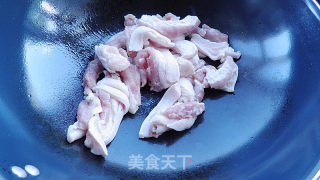 经典下饭菜----------家常小炒肉的做法步骤：2