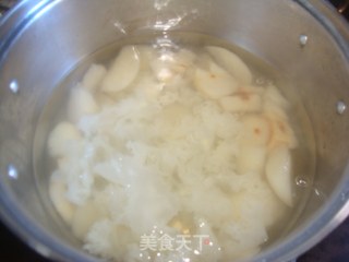 【药膳】银耳雪梨糖水的做法步骤：3