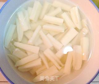 【腐竹炒藕条】----别样方法巧吃藕的做法步骤：1