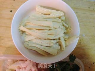 【腐竹炒藕条】----别样方法巧吃藕的做法步骤：2