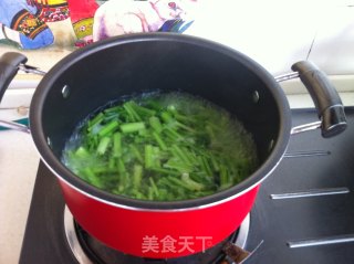 芹菜肉馅锅贴的做法步骤：1