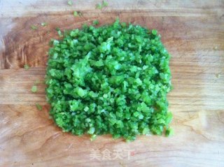 芹菜肉馅锅贴的做法步骤：2