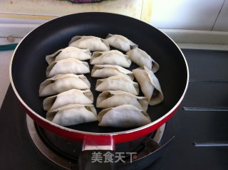 芹菜肉馅锅贴的做法步骤：8