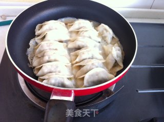 芹菜肉馅锅贴的做法步骤：10