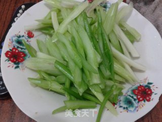 肉丝炒芹菜的做法步骤：1