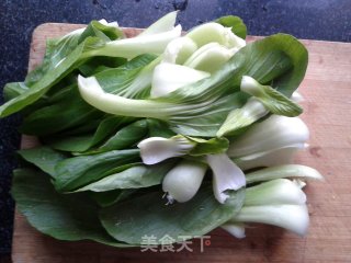 清炒油菜的做法步骤：1