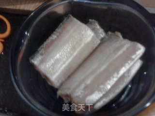 煎带鱼的做法步骤：1