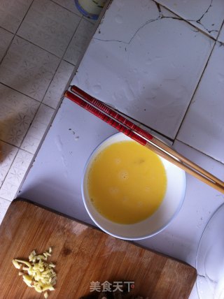 青椒木耳炒鸡蛋的做法步骤：2