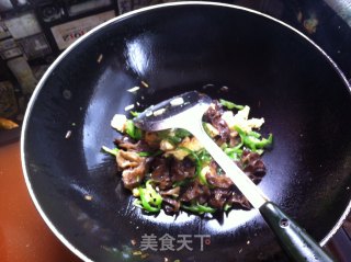 青椒木耳炒鸡蛋的做法步骤：4