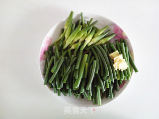 火腩炒蒜薹的做法步骤：2