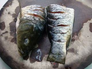 苤菜根烧鱼的做法步骤：1