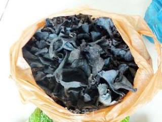 苤菜叶炒黑喇叭菌的做法步骤：1
