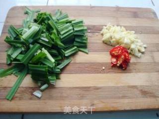 苤菜叶炒黑喇叭菌的做法步骤：3