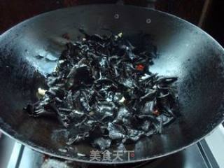 苤菜叶炒黑喇叭菌的做法步骤：5