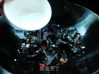 苤菜叶炒黑喇叭菌的做法步骤：6