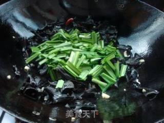 苤菜叶炒黑喇叭菌的做法步骤：8