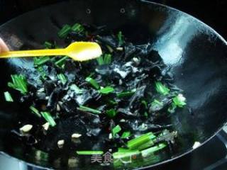苤菜叶炒黑喇叭菌的做法步骤：9