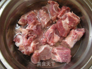 宝宝食谱：简单排骨汤的做法步骤：1