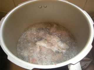 宝宝食谱：简单排骨汤的做法步骤：4