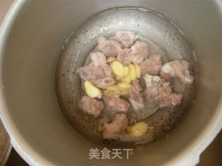 宝宝食谱：简单排骨汤的做法步骤：6