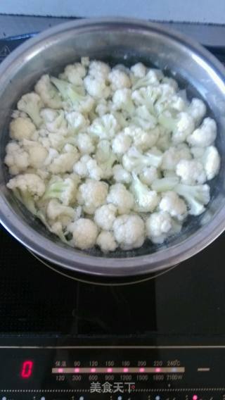 椒炒菜花的做法步骤：1