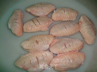 香酥炸鸡翅的做法步骤：1