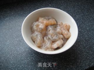 生煎鲜虾肉包的做法步骤：1