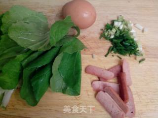 《脆皮肠鸡蛋面》——简单快捷且有营养的做法步骤：1