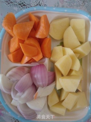 诺诺的咖喱鸡肉饭的做法步骤：2