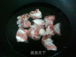 红烧豆泡排骨的做法步骤：1