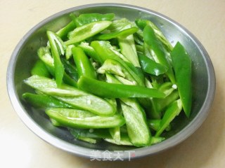 辣椒炒鸡蛋的做法步骤：2