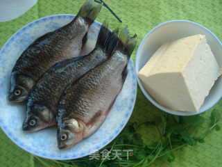 鲫鱼豆腐汤的做法步骤：1