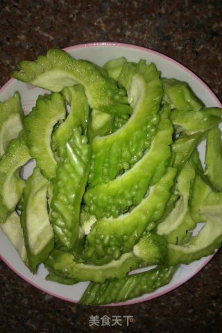 苦瓜炒肉的做法步骤：2