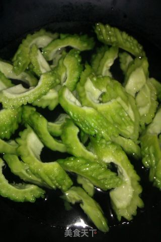 苦瓜炒肉的做法步骤：3