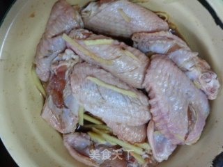 红烧鸡翅的做法步骤：1