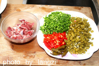 鸡肾酸豆角的做法步骤：1