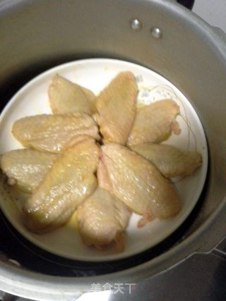 简易三部曲——客家盐焗鸡翅的做法步骤：3