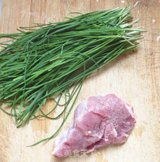 猪肉韭菜煎饺的做法步骤：1