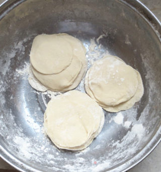 猪肉韭菜煎饺的做法步骤：5