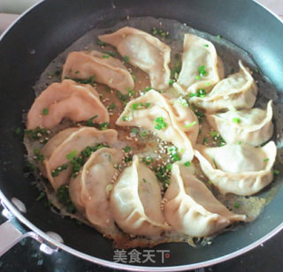 猪肉韭菜煎饺的做法步骤：10