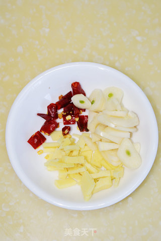 一招搞定红烧菜---红烧鲅鱼的做法步骤：2