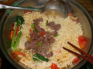 【蔬菜牛肉面】---给午餐换个口味哦，营养又实惠的做法步骤：9