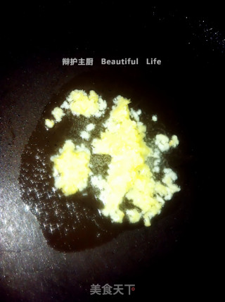 蒜蓉开边蒸大虾的做法步骤：2