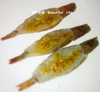 蒜蓉开边蒸大虾的做法步骤：4