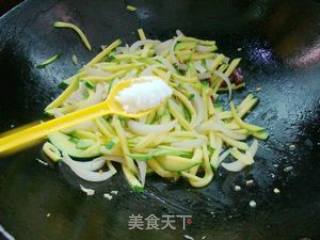 洋葱炒嫩南瓜的做法步骤：7