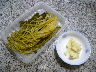 咸菜花蛤汤的做法步骤：2