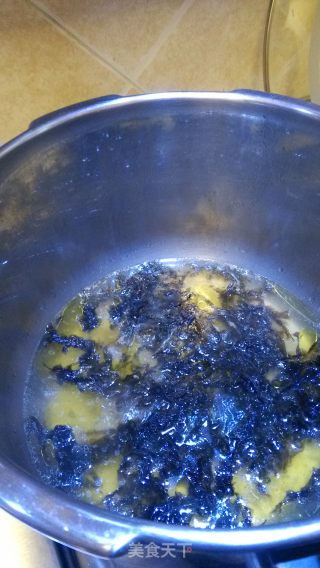 美味鸡汁紫菜蛋花汤——煮鸡块的馈赠的做法步骤：4