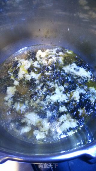 美味鸡汁紫菜蛋花汤——煮鸡块的馈赠的做法步骤：5